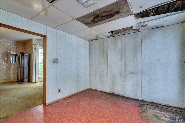 Empty room, Interior