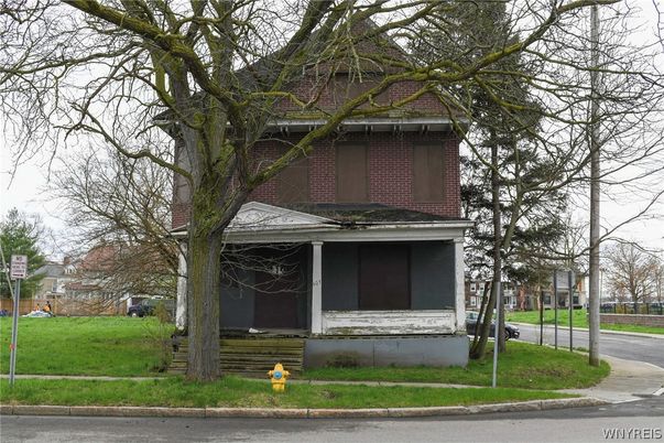 Exterior, Facade, Brick Facade, Queen Anne Victorian