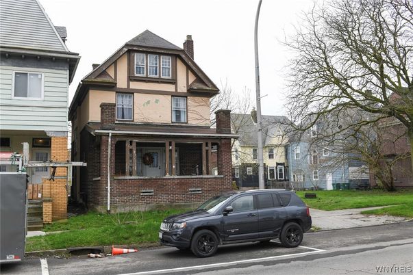 Exterior, Facade, Brick Facade, Queen Anne Victorian