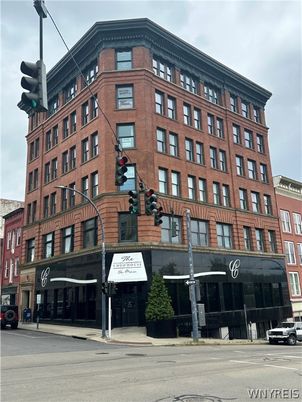 Exterior, Facade, Brick Facade, Chicago School