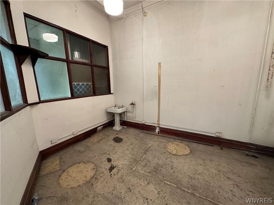 Empty room, Interior