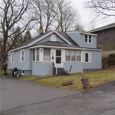 Exterior, Facade, Split Level