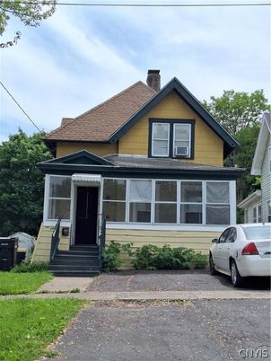 Exterior, Facade, Queen Anne Victorian