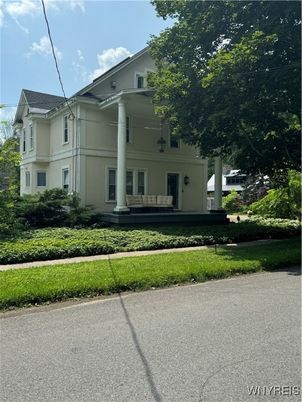 Exterior, Facade, Rowhouse