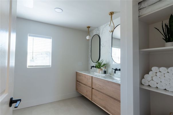 Bathroom, Dual Sink Vanities, Interior, Recessed Lighting