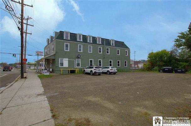 Exterior, Facade, Rowhouse