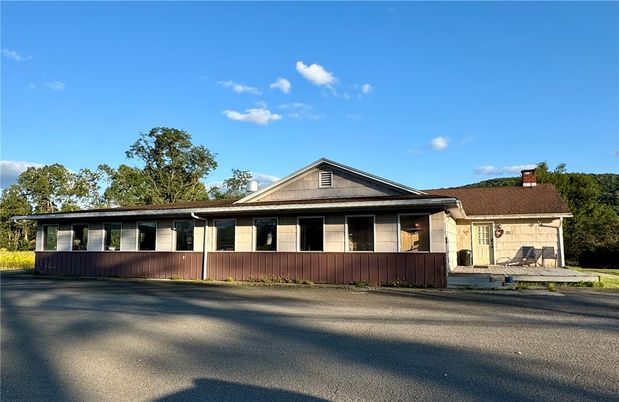 Exterior, Facade, Ranch