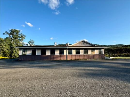 Exterior, Facade, Ranch