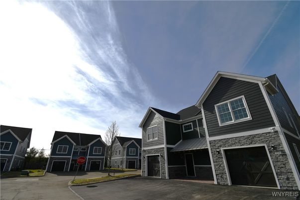 Attached, Exterior, Facade, American Craftsman
