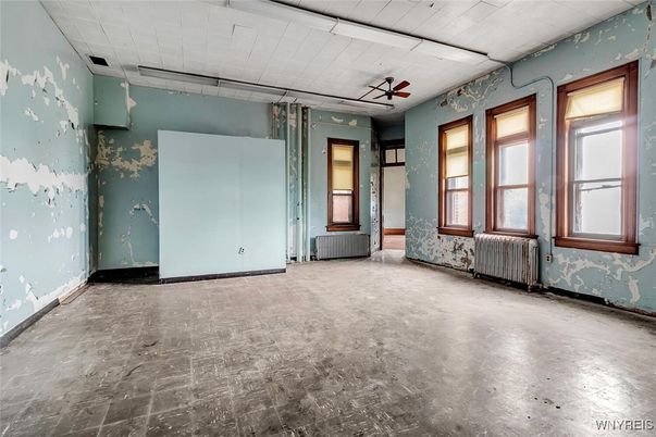 Empty room, Interior