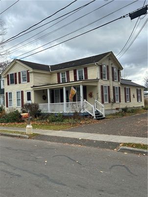 Exterior, Facade, Queen Anne Victorian