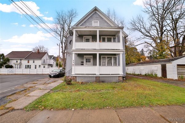 Attached, Exterior, Facade, Queen Anne Victorian