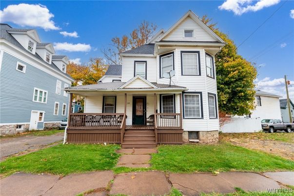 Exterior, Facade, Queen Anne Victorian