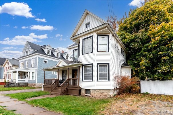 Exterior, Facade, Queen Anne Victorian