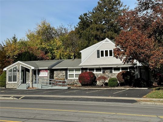 Exterior, Facade, Ranch