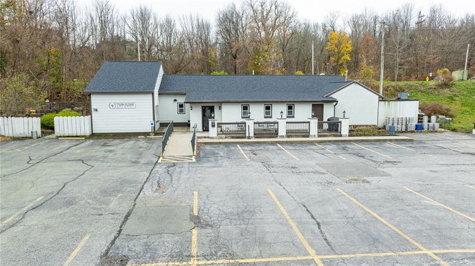 Exterior, Facade, Ranch
