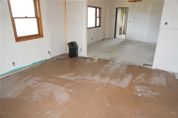 Empty room, Interior