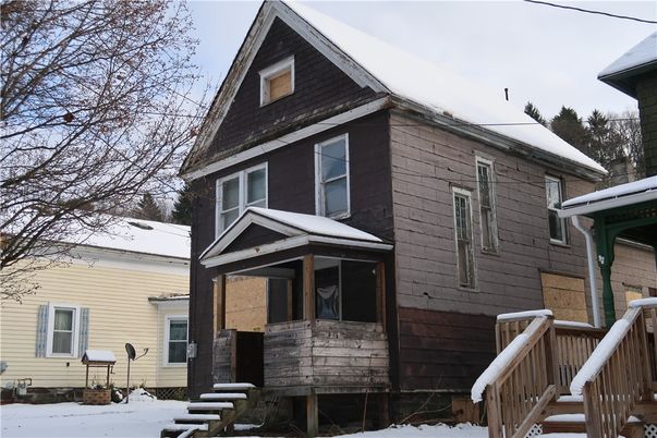 Exterior, Facade, Queen Anne Victorian