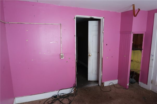 Empty room, Interior