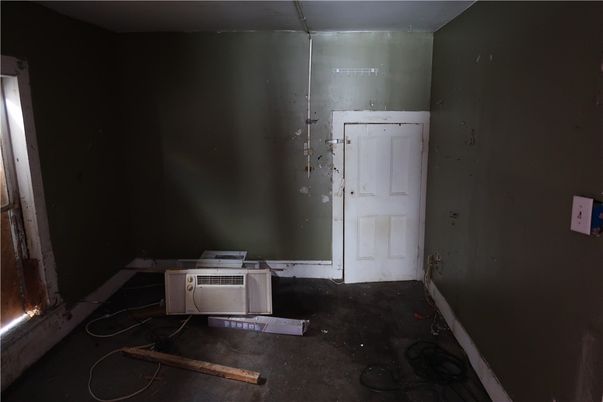 Empty room, Interior