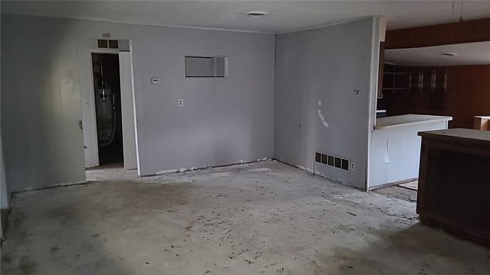 Empty room, Interior