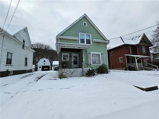 Attached, Exterior, Facade, Queen Anne Victorian