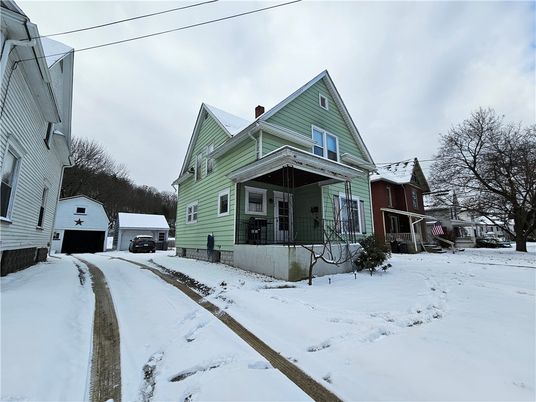 Exterior, Facade, Queen Anne Victorian