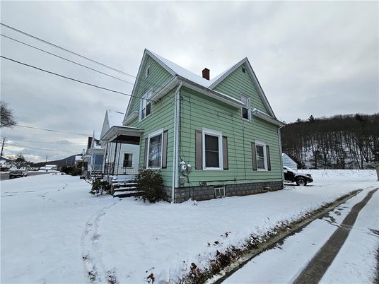 Exterior, Facade, Cape Cod