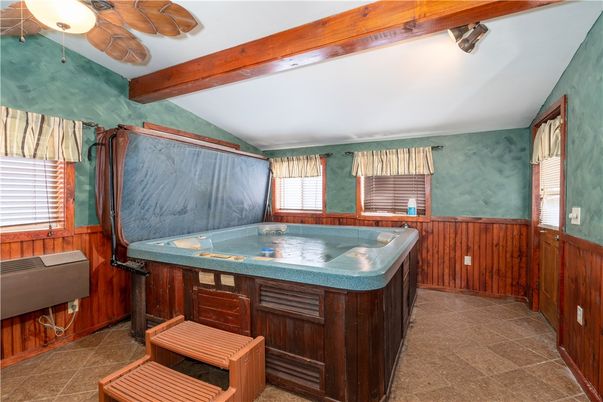 Hot Tub, Interior, Wooden Beams