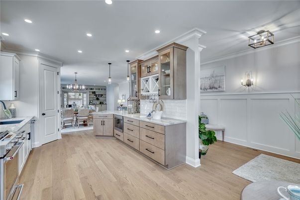 Chandelier, Dining room, Interior, Kitchen, Pendant Lights, Recessed Lighting, Wood Texture Flooring