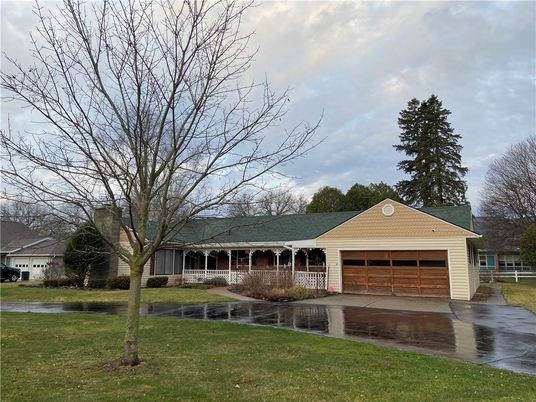 Attached, Exterior, Facade, Ranch
