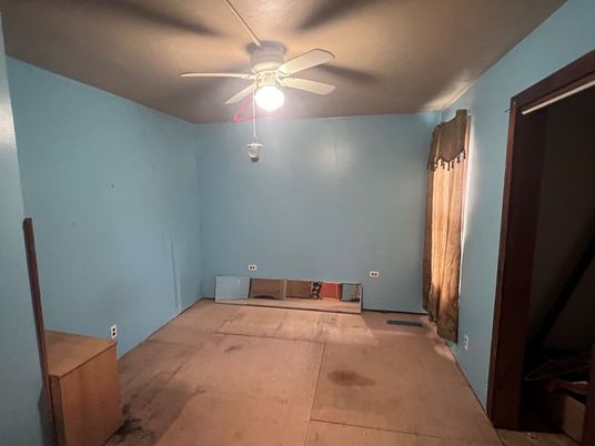 Empty room, Interior