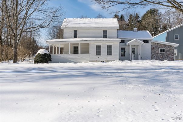 Exterior, Facade, Farmhouse