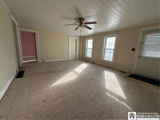 Empty room, Interior