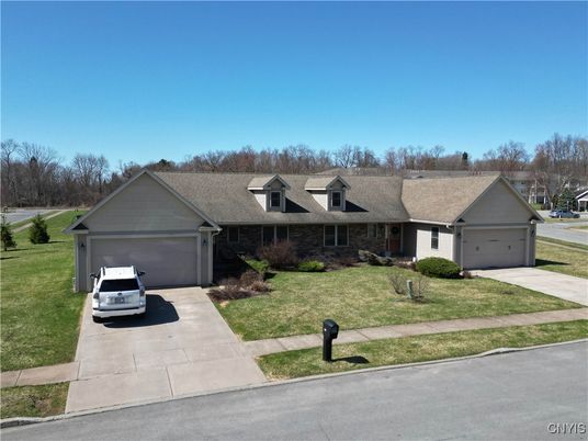 Attached, Exterior, Facade, Ranch