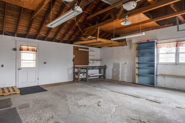 Empty room, Interior, Wooden Beams, Wooden Ceilings