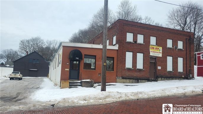 Exterior, Facade, Brick Facade, Georgian