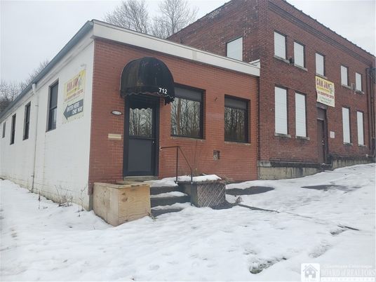 Exterior, Facade, Brick Facade, Rowhouse