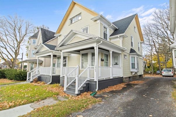 Exterior, Facade, Queen Anne Victorian
