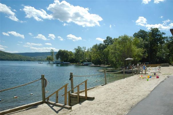 Exterior, Lake
