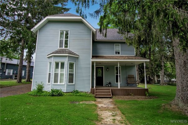 Backyard, Exterior, Facade, Queen Anne Victorian