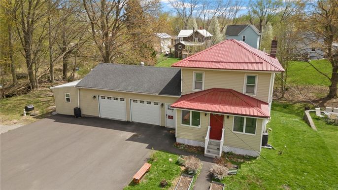 Attached, Exterior, Facade, Queen Anne Victorian