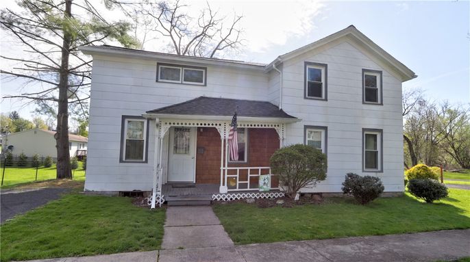 Exterior, Facade, Split Level