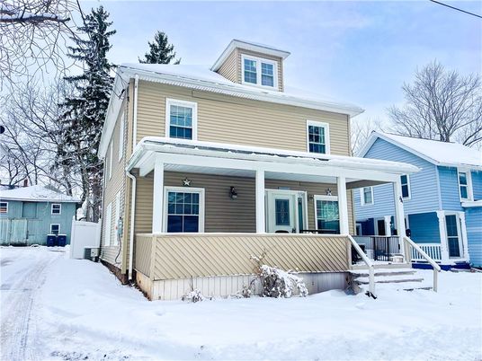 Exterior, Facade, American Foursquare
