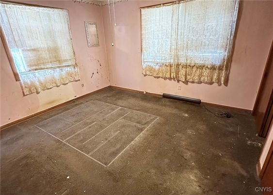 Empty room, Interior