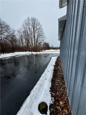 Exterior, Lake