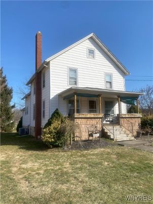 Backyard, Exterior, Facade, Queen Anne Victorian