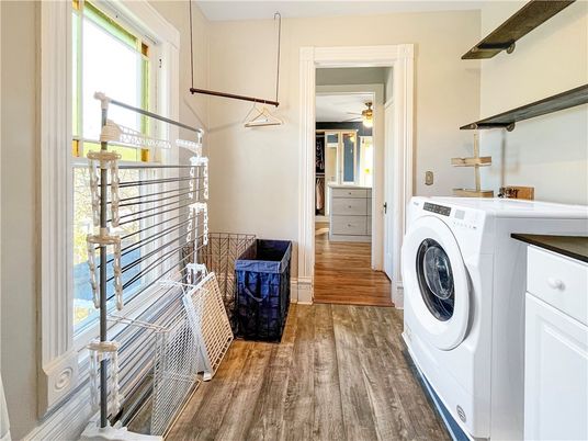 Interior, Washer, Wood Texture Flooring