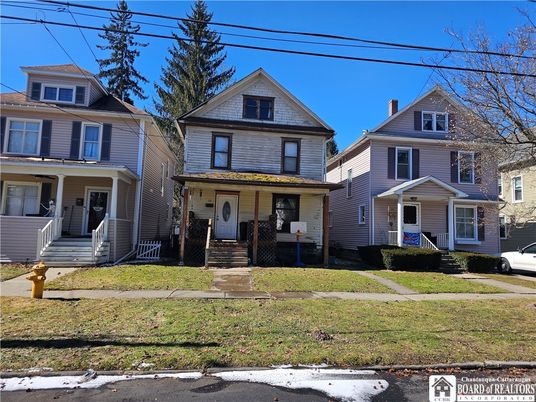 Exterior, Facade, Queen Anne Victorian