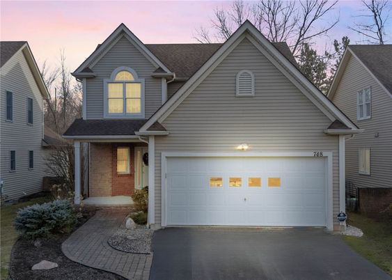 Attached, Exterior, Facade, American Craftsman